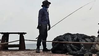 Ловля двух морских хищников с судна у причала в Малабо