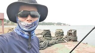 Ловля двух морских хищников с судна у причала в Малабо