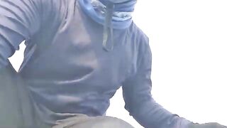Ловля двух морских хищников с судна у причала в Малабо