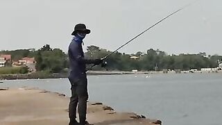 Ловля двух морских хищников с судна у причала в Малабо