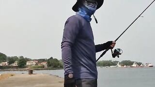 Ловля двух морских хищников с судна у причала в Малабо