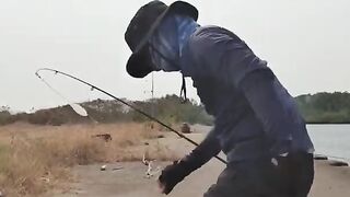 Ловля двух морских хищников с судна у причала в Малабо