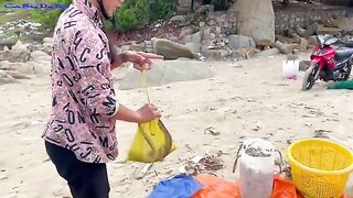 Утренняя помощь рыбакам с неводом на пляже Лонгхай во Вьетнаме