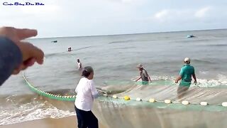 Утренняя помощь рыбакам с неводом на пляже Лонгхай во Вьетнаме