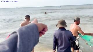 Утренняя помощь рыбакам с неводом на пляже Лонгхай во Вьетнаме