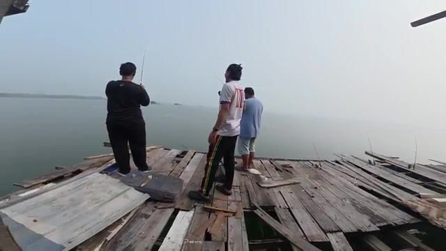 Ночь на рыболовном плоту: поездка с наставником и работа снастью