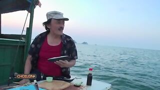 Крупный кальмар на искусственную креветку у островов Кото