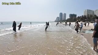 Невод с рыбой-саблей на пляже Микхе в Дананге во Вьетнаме