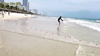 Невод с рыбой-саблей на пляже Микхе в Дананге во Вьетнаме