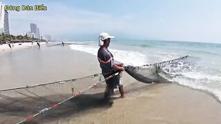Невод с рыбой-саблей на пляже Микхе в Дананге во Вьетнаме