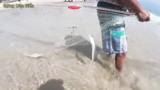 Невод с рыбой-саблей на пляже Микхе в Дананге во Вьетнаме
