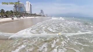 Невод с рыбой-саблей на пляже Микхе в Дананге во Вьетнаме