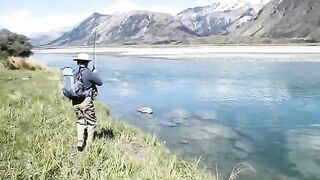 Радужная форель взяла мушку на глазах в Маккензи
