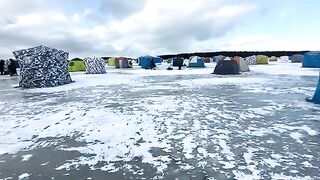 Первая подледная корюшка и обед в палатке на озере Буссе
