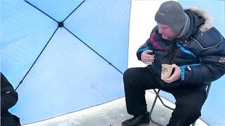 Первая подледная корюшка и обед в палатке на озере Буссе