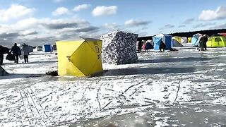 Первая подледная корюшка и обед в палатке на озере Буссе
