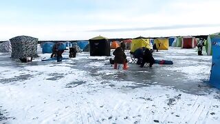 Первая подледная корюшка и обед в палатке на озере Буссе