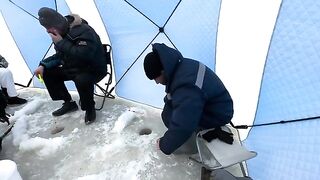 Первая подледная корюшка и обед в палатке на озере Буссе