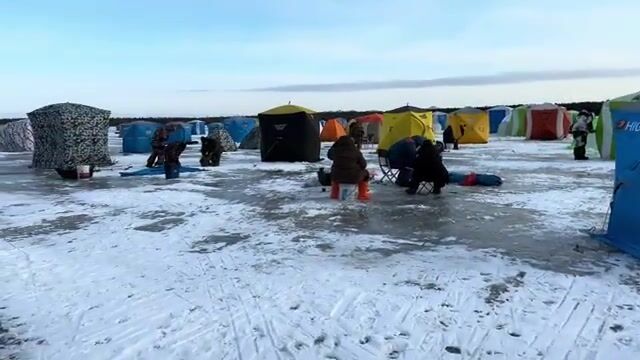 Первая подледная корюшка и обед в палатке на озере Буссе