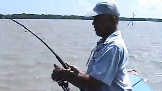 Рыбалка с лодки в Суринаме и необычная рыба с зубами