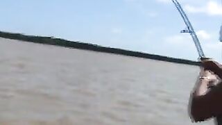 Рыбалка с лодки в Суринаме и необычная рыба с зубами