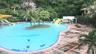 Лодка с семьей у острова Катба: мама поймала крошечного краба