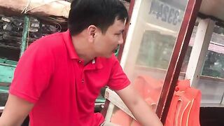 Лодка с семьей у острова Катба: мама поймала крошечного краба