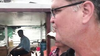 Лодка с семьей у острова Катба: мама поймала крошечного краба