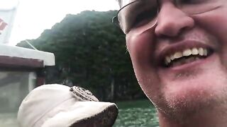 Лодка с семьей у острова Катба: мама поймала крошечного краба