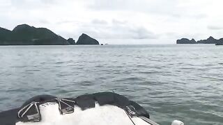 Лодка с семьей у острова Катба: мама поймала крошечного краба