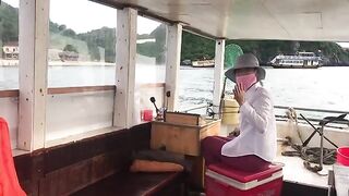 Лодка с семьей у острова Катба: мама поймала крошечного краба