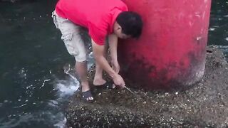 Лодка с семьей у острова Катба: мама поймала крошечного краба
