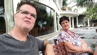 Лодка с семьей у острова Катба: мама поймала крошечного краба