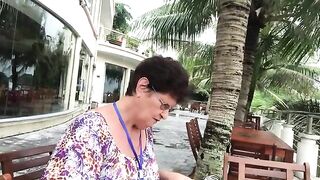 Лодка с семьей у острова Катба: мама поймала крошечного краба