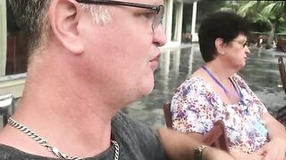 Лодка с семьей у острова Катба: мама поймала крошечного краба