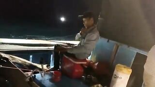 Ночная ловля с лодки на оснастку с пером у Виньхи