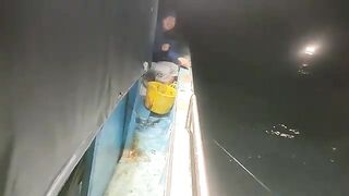 Ночная ловля с лодки на оснастку с пером у Виньхи