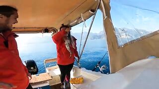 Утренний выход в бухте Амос и жареная рыба на лодке в Турции