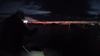Закат в Тургутрейсе: вечерняя рыбалка с детьми на берегу Бодрума