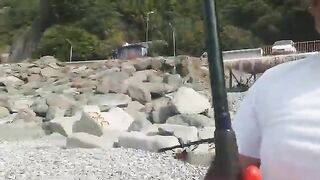 Сарпи, Грузия: рыбалка с сыном на тирольскую палочку у скал