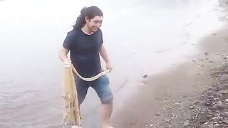 Заброс сети у берега Гюмюшлюка на полуострове Бодрум