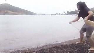 Заброс сети у берега Гюмюшлюка на полуострове Бодрум