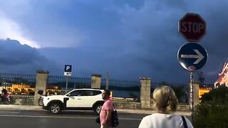Семейное утро с удочками у пирса в хорватской Пуле