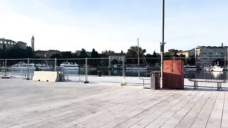 Семейное утро с удочками у пирса в хорватской Пуле