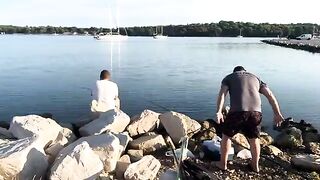 Семейное утро с удочками у пирса в хорватской Пуле