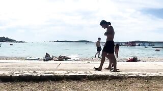 Семейное утро с удочками у пирса в хорватской Пуле