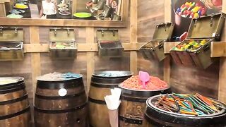 Семейное утро с удочками у пирса в хорватской Пуле