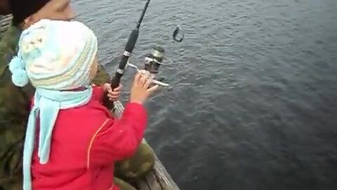 Варя ловит рыбу с семьей в Печенгской губе Баренцева моря