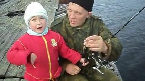 Варя ловит рыбу с семьей в Печенгской губе Баренцева моря
