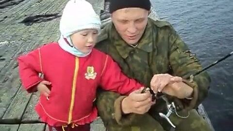 Варя ловит рыбу с семьей в Печенгской губе Баренцева моря